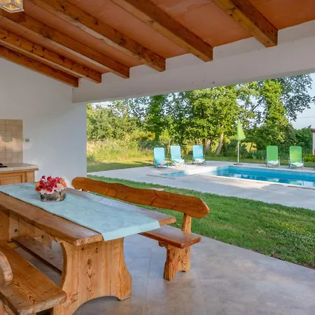 Sergio, A Beautiful Rustic With A Huge Garden בית נופש