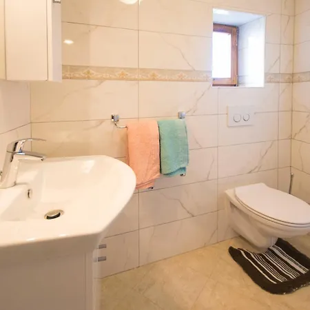 בית נופש Sergio, A Beautiful Rustic With A Huge Garden Divšići