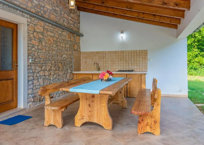 Sergio, A Beautiful Rustic With A Huge Garden Divšići