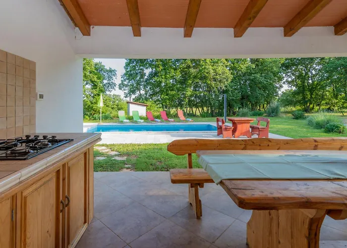 Sergio, A Beautiful Rustic With A Huge Garden Ferienhaus *