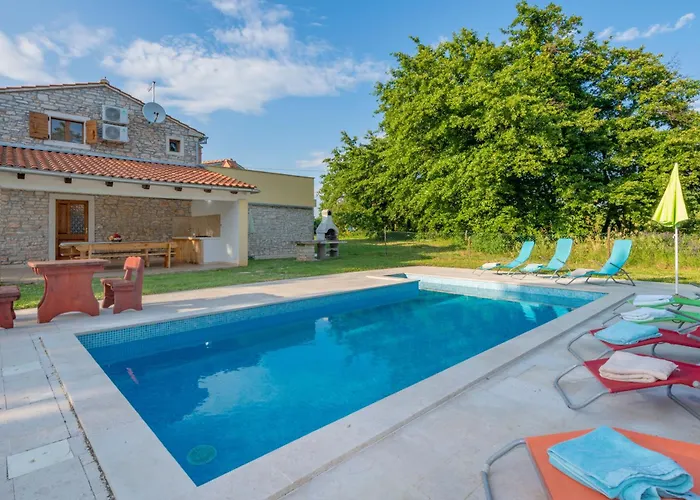 Sergio, A Beautiful Rustic With A Huge Garden Ferienhaus