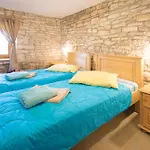 Casa vacanze Sergio, A Beautiful Rustic With A Huge Garden Divšići
