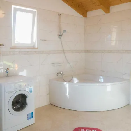 Sergio, A Beautiful Rustic With A Huge Garden Vakantiehuis Divšići