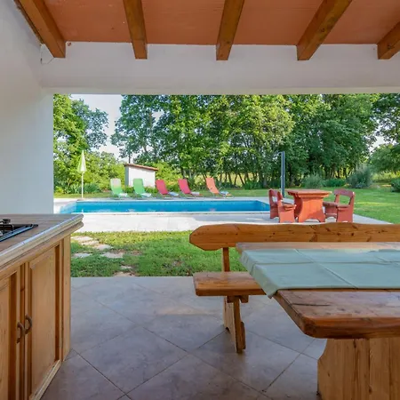 Sergio, A Beautiful Rustic With A Huge Garden Vakantiehuis *