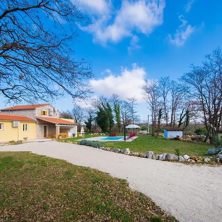 Sergio, A Beautiful Rustic With A Huge Garden Vakantiehuis *