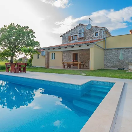 Sergio, A Beautiful Rustic With A Huge Garden Vakantiehuis Divšići
